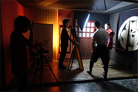 甲冑体験撮影の様子4